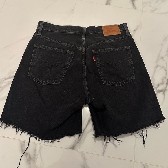 501 Levis Mid Thigh Short in Lunar Black - Picture 3 of 5